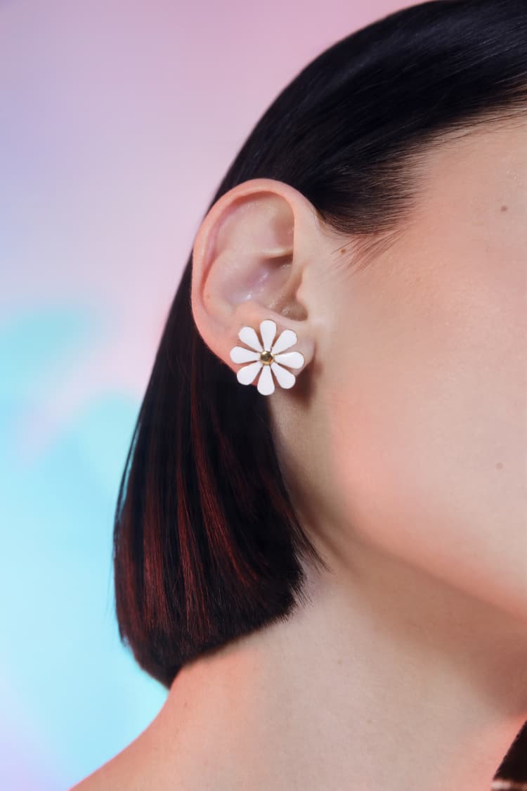 Boucles d’oreilles puces marguerite blanc et or