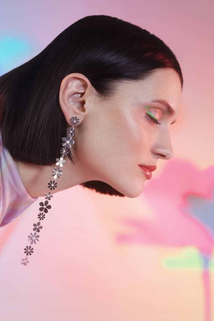Boucle d'oreille longue marguerite argent et blanc
