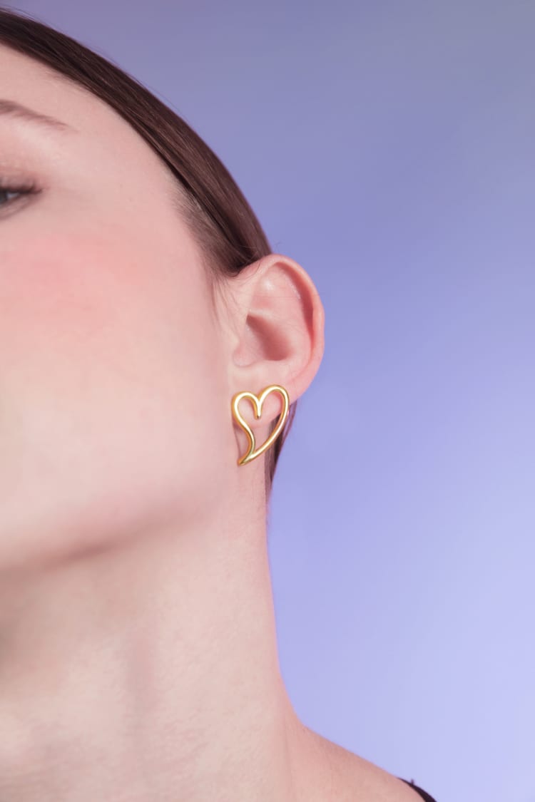 Clou d’oreille cœur ajouré en or