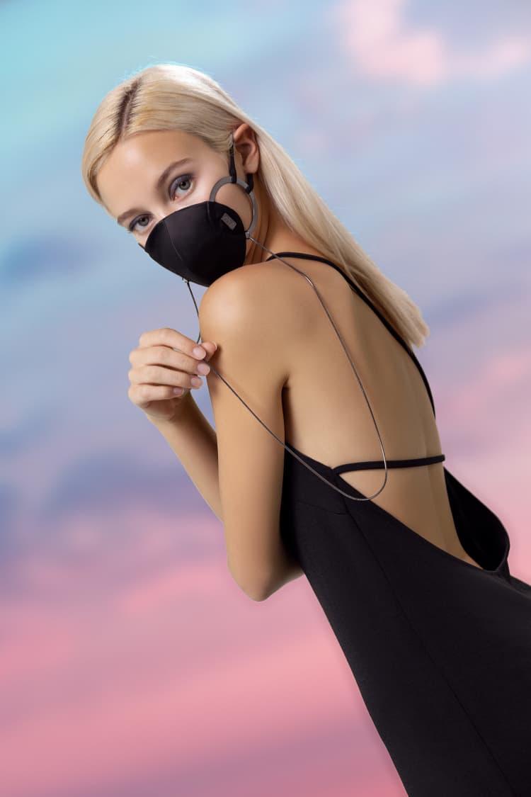 Masque noir avec chaîne
