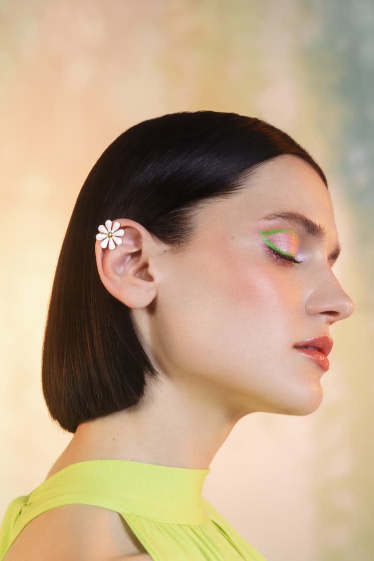 Ear cuff d’oreille fleur blanche et dorée