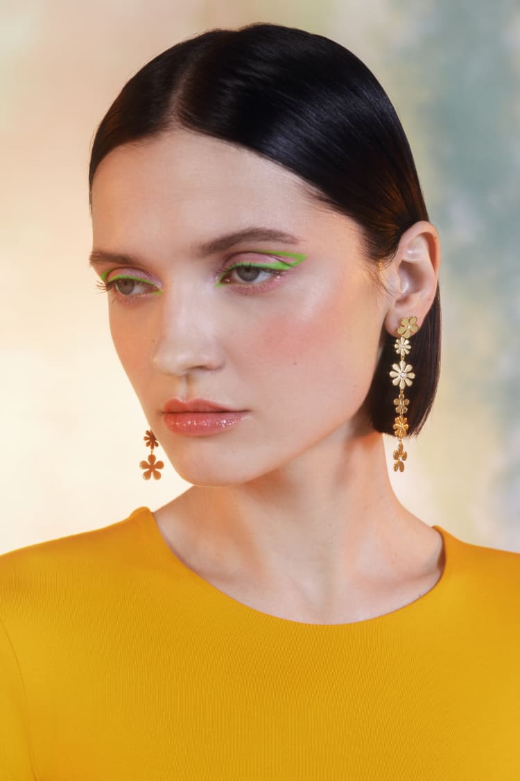 Boucle d’oreille courte marguerite dorée et blanche