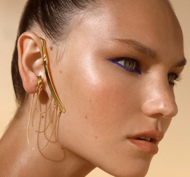 Ear cuff en or avec chaîne drapée