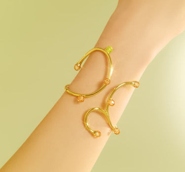 Bracelet jonc doré serti de cristaux d’opale et de topaze