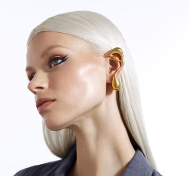 Boucle d’oreille asymétrique en or effet liquide