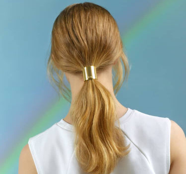 Petite ear cuff pour queue de cheval en or