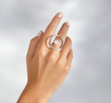 Bague circulaire en argent avec perle