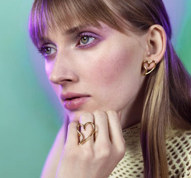 Clou d’oreille cœur ajouré en or