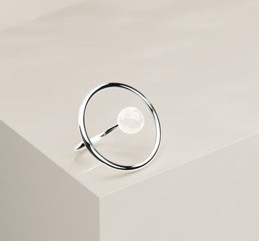 Bague circulaire en argent avec perle
