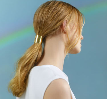 Petite ear cuff pour queue de cheval en or