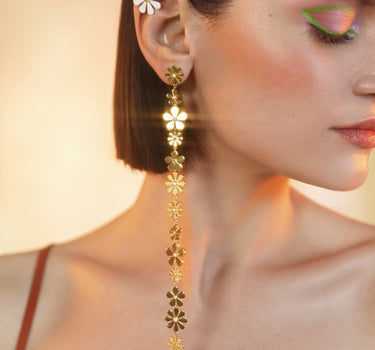 Boucle d'oreille longue marguerite blanche et dorée