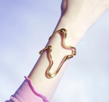 Bracelet jonc large en or liquide