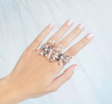 Bijou de main en argent et mini perles