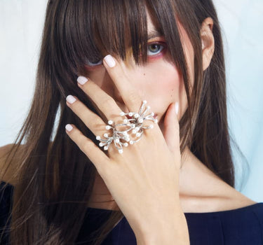 Bijou de main en argent et mini perles