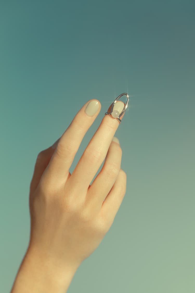 Bague clou en argent sertie de pierre