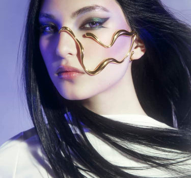 Bijou de visage en or liquide
