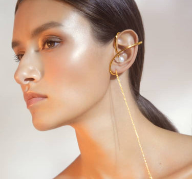 Ear cuff en or avec perle et chaîne