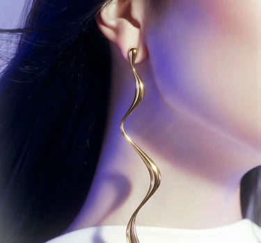 Boucle d’oreille pendante en or liquide