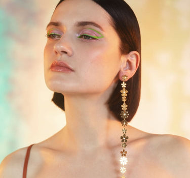 Boucle d'oreille longue marguerite blanche et dorée