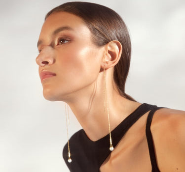 Boucles d’oreilles pendantes en or avec une perle