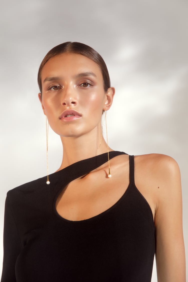 Boucles d’oreilles pendantes en or avec une perle