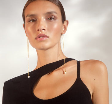 Boucles d’oreilles pendantes en or avec une perle