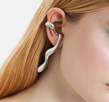boucles d’oreilles liquides en argent qui entourent les oreilles