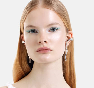 boucles d’oreilles liquides en argent qui entourent les oreilles