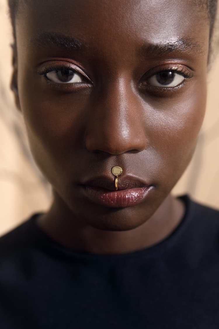 Faux anneau de lèvre ou de nez doré