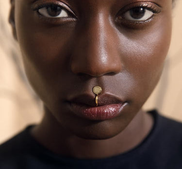 Faux anneau de lèvre ou de nez doré