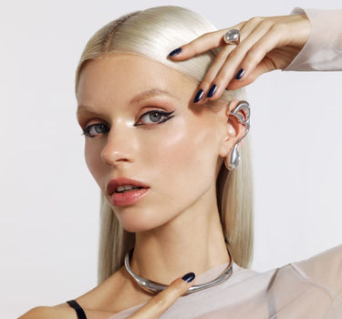 Boucle d’oreille asymétrique effet liquide en argent