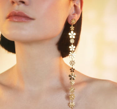 Boucle d'oreille longue marguerite blanche et dorée