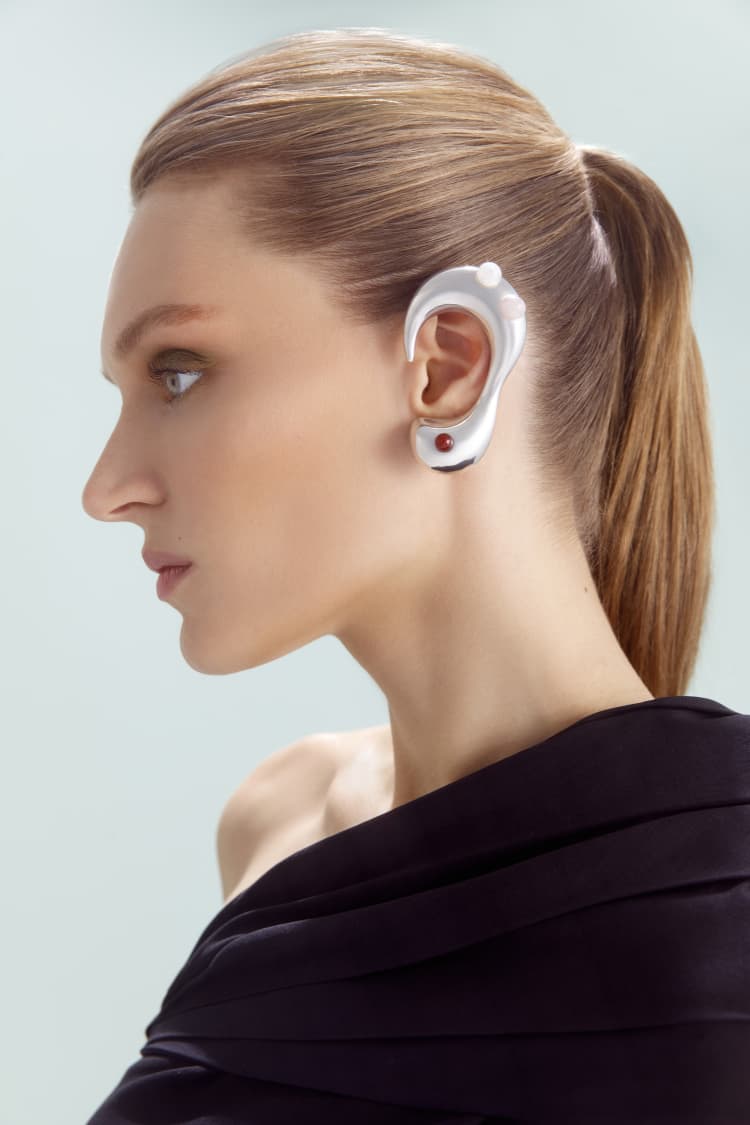 Bijou d’oreille intégral en argent avec pierres