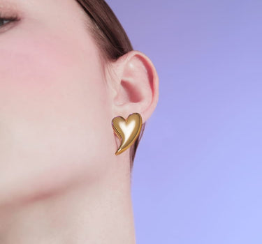 Clou d’oreille cœur Love en or