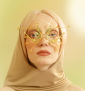 Bijou en or à large face, orné de cristaux d’opale et de topaze