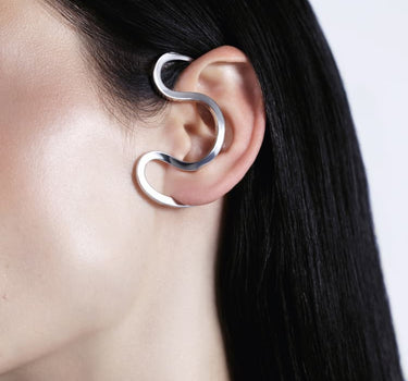 Ear cuff d’oreille en argent entourant l’oreille