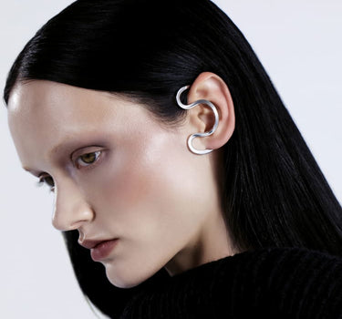 Ear cuff d’oreille en argent entourant l’oreille