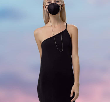 Masque noir avec chaîne