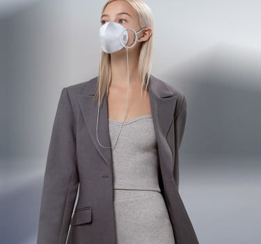 Masque gris avec chaîne