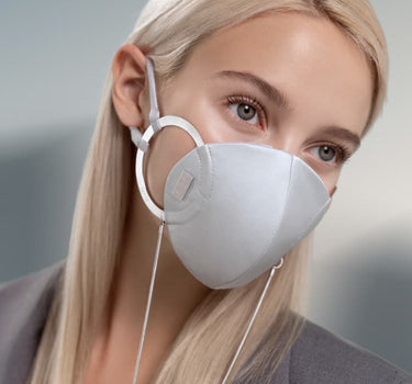 Masque gris avec chaîne