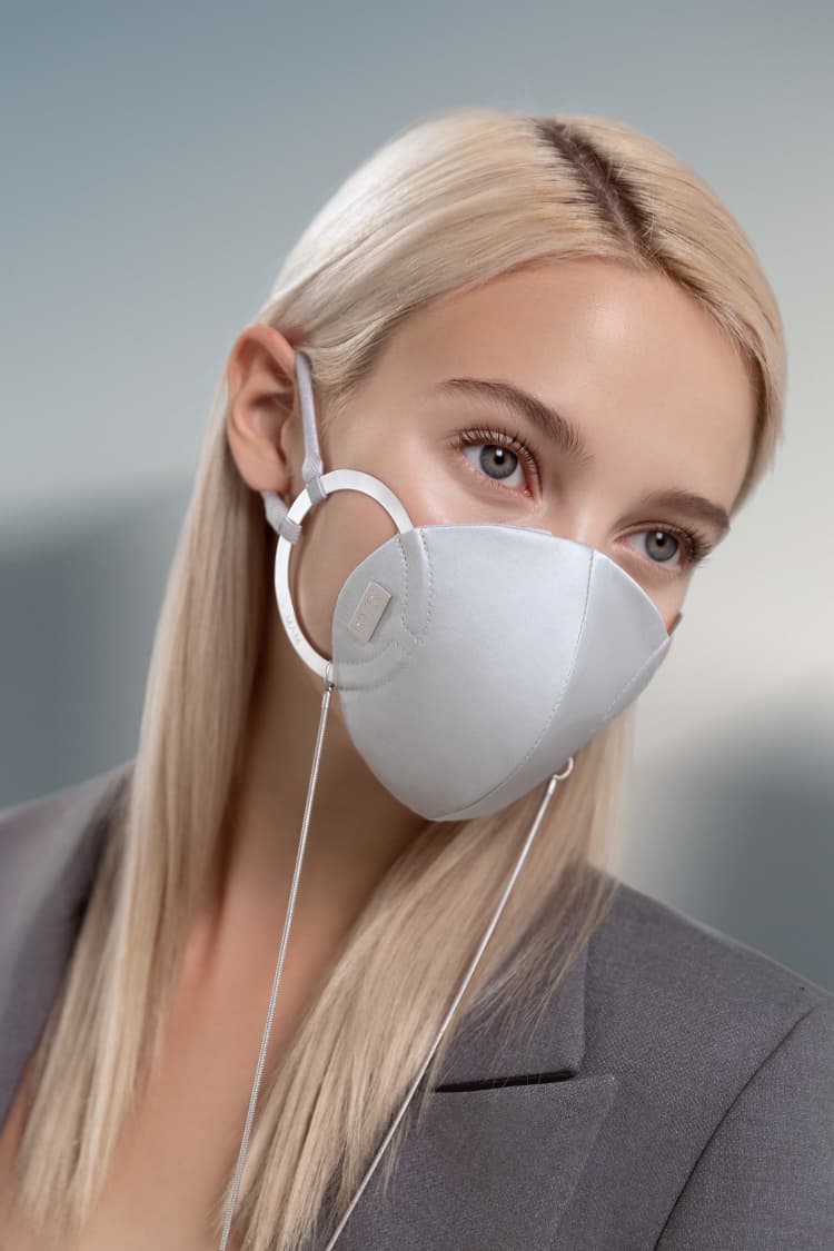 Masque gris avec chaîne