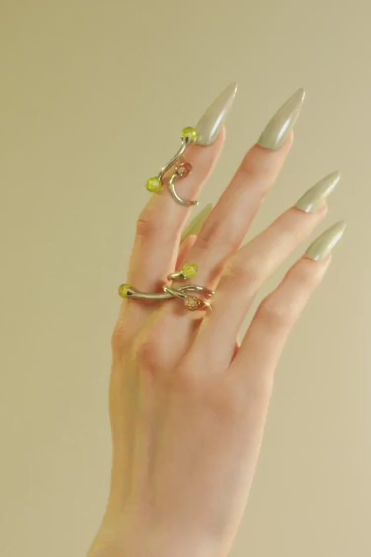 Bague asymétrique argentée avec cristaux de topaze et d’opale