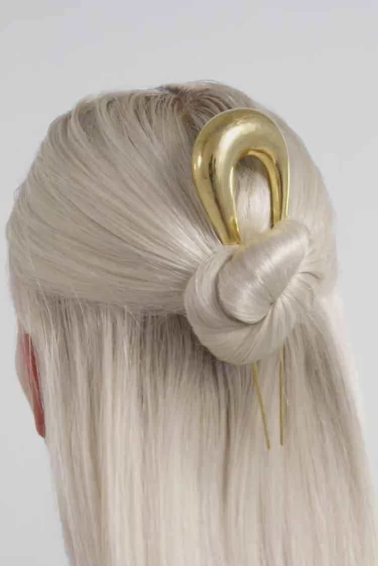 Pince à cheveux dorée en forme de goutte d’eau