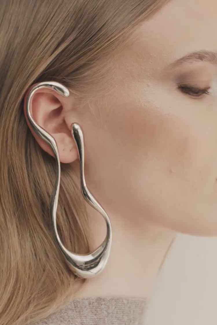 Ear cuff pendant argenté aux formes liquides